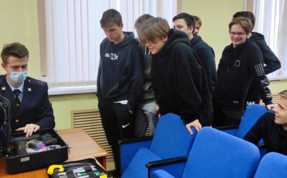 Сотрудники полиции Красногорска провели День открытых дверей для учащихся старших классов