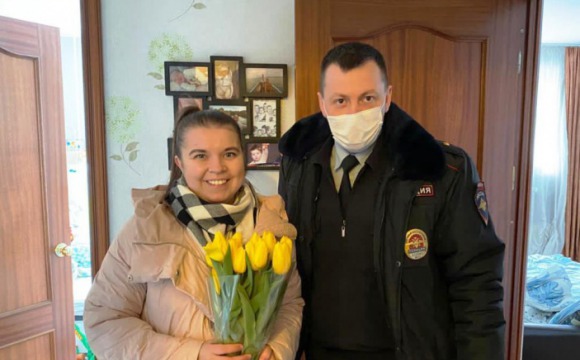 В Красногорске полицейские и общественники присоединились к акции «8 Марта – в каждый дом»