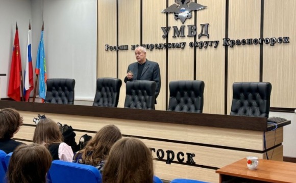 Полицейские и общественник в Красногорске провели акцию «Моя профессия - полицейский»