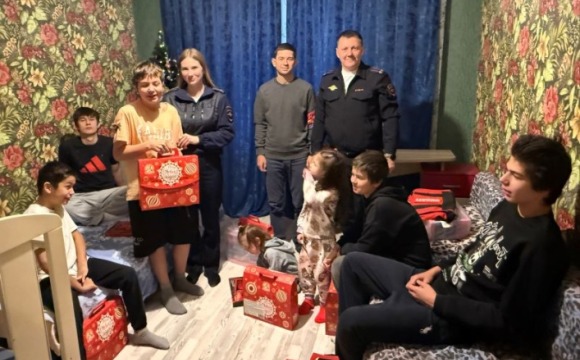 В Красногорске сотрудники полиции и общественник присоединились к акции «Полицейский Дед Мороз»