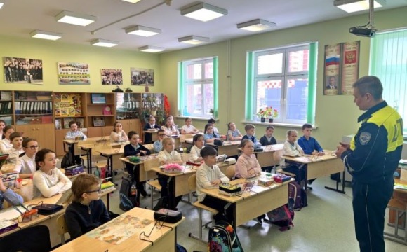 Госавтоинспектор в Красногорске провёл урок по безопасности дорожного движения для школьников