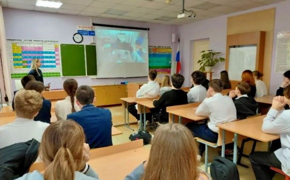 В Красногорске сотрудница полиции провела профилактические беседы с учащимися местных школ