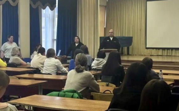 Полицейские в Красногорске приняли участие в родительском собрании в школе