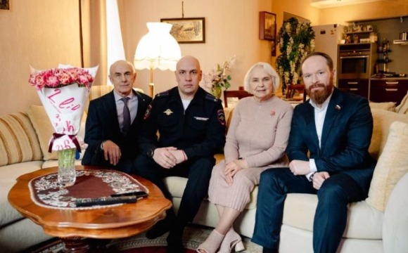 Начальник УМВД России по г.о. Красногорск и депутат Государственной Думы поздравили ветерана органов внутренних дел с первым весенним праздником