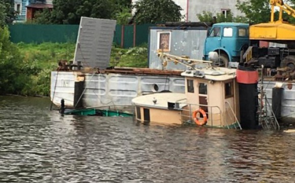 В акватории р. Москва в районе ул. Центральной затонул частный буксир