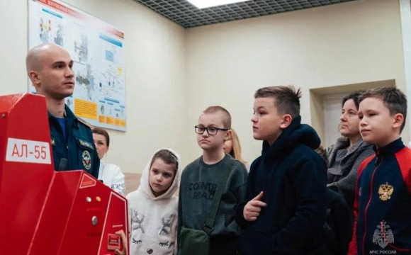 Фонд «Защитники Отечества» совместно с МЧС России проводит для семей участников и ветеранов спецоперации просветительские мероприятия, которые помогают детям ближе познакомиться с профессией спасателя.