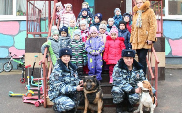 В Красногорске полицейские провели акцию «Моя профессия - кинолог»