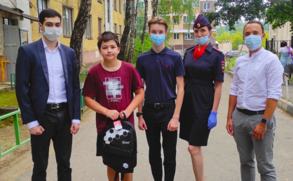 В Красногорске сотрудники полиции и общественники присоединились к акции «Помоги пойти учиться!»