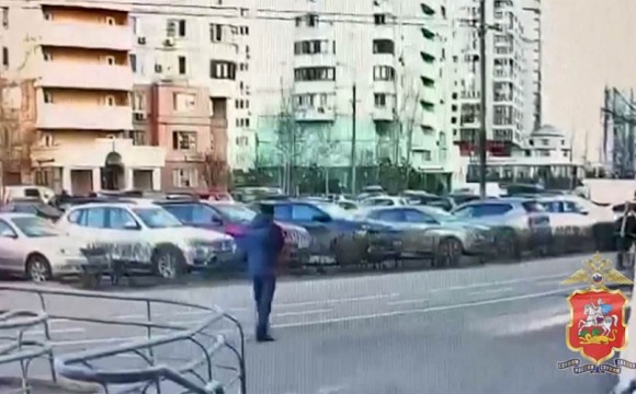 Полицейские Красногорска задержали курьера телефонных мошенников, которые под предлогом прохождения диспансеризации похитили у пенсионерки 1,5 миллиона рублей