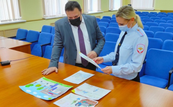 В Красногорске полицейские совместно с общественником подвели итоги конкурса детского рисунка «Мои родители работают в полиции»