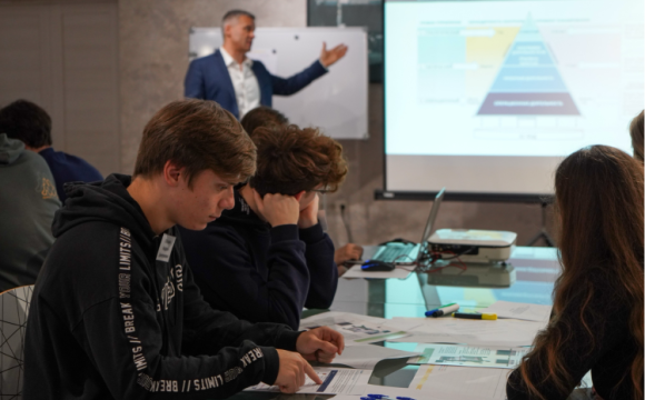 Светоотражающие элементы повышают видимость пешеходов на неосвещенной дороге и значительно снижают риск возникновения дорожно-транспортных происшествий с их участием. Фликер на одежде – на сегодняшний день реальный способ уберечь ребенка от травмы на неос