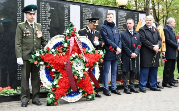 Торжественный митинг у памятника погибшим воинам Красногорского механического завода