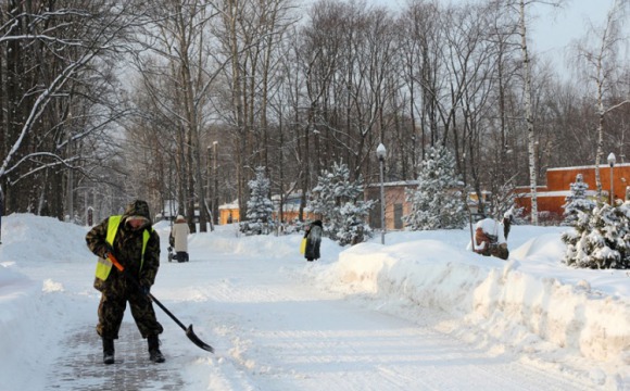 Свыше 6 тысяч коммунальщиков расчищают снег в населенных пунктах Московской области