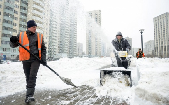Более 6500 сотрудников коммунальных предприятий Московской области расчищают выпавший снег