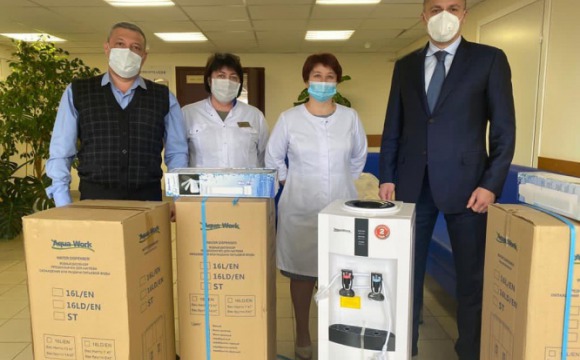 Красногорский депутат передал поликлинике в Нахабино кулеры для воды