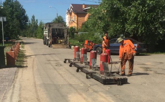 Ежемесячно в Красногорске устраняют тысячи ям и дорожных дефектов