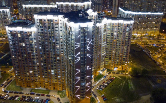 Программа «Светлый город»: 16 домов в Павшинской пойме получили архитектурную подсветку