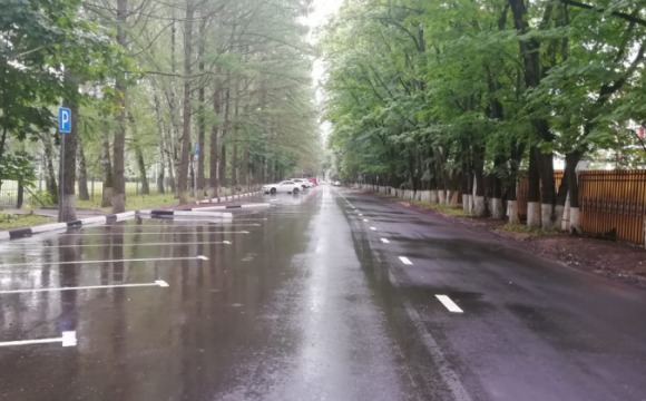 В поселке Архангельское отремонтировали дорогу и обустроили парковку