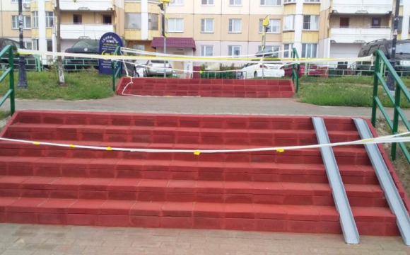 Лестница у главного входа в Нахабинскую гимназию №4 стала комфортней