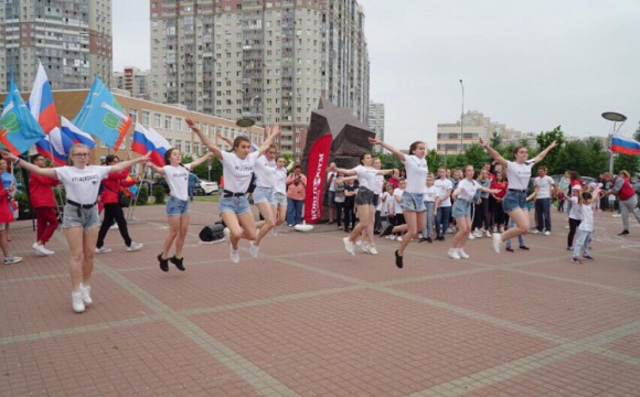 Молодежь Красногорска отметила День России флешмобом в Изумрудных холмах