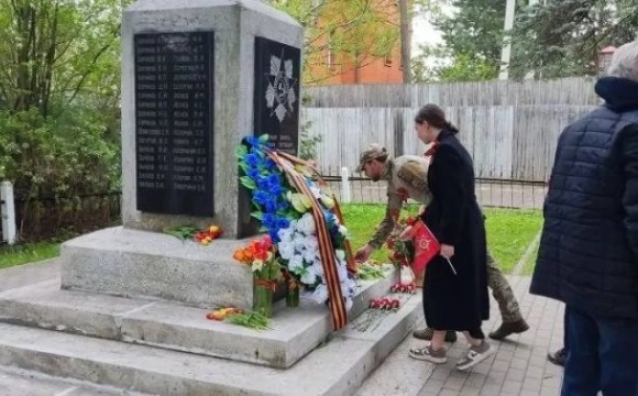 В деревне Бузланово прошел торжественный митинг и возложение цветов у памятника односельчанам, не вернувшимся с войны