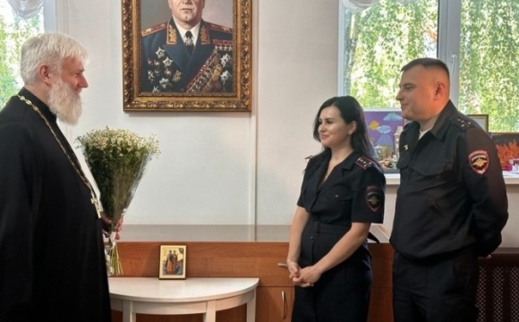 Общественник в Красногорске поздравил семью сотрудников полиции с Днём семьи, любви и верности