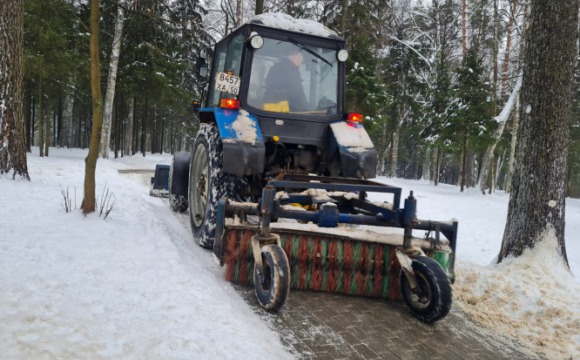 В Красногорске продолжается уборка снега и противогололедная обработка