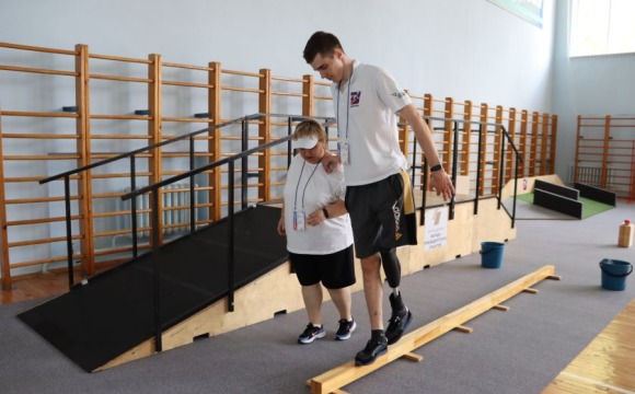 Фонд «Защитники Отечества» и Союз «Кибатлетика» с 2024 года развивают совместную программу реабилитации ветеранов СВО с тяжелыми травмами и ранениями, возвращая им мобильность и уверенность в собственных силах.