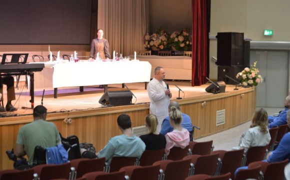 Театр Моссовета представил спектакль «Замужняя невеста» для участников СВО и персонала национального медицинского центра на сцене НМИЦ ВМТ им. А.А. Вишневского