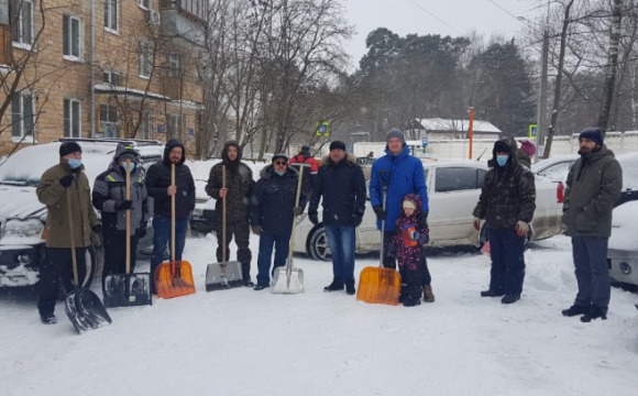 Жители Красногорска помогают управляющим компаниям убирать снег