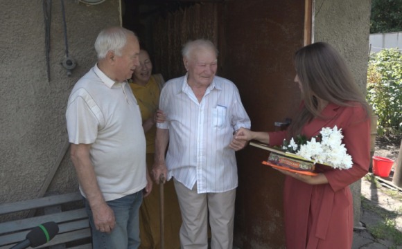 Депутат Виталий Ласкавец поздравил старейшего жителя с Днем села