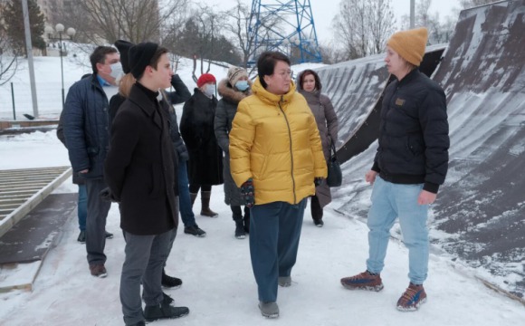 Эльмира Хаймурзина проверила ход реконструкции скейт-парка в Яблоневом сквере
