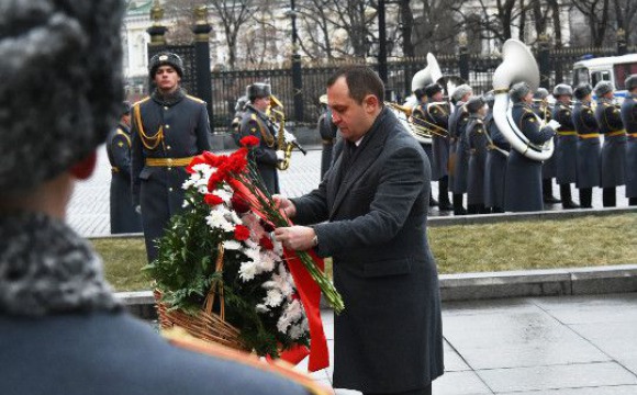 Делегация Правительства Московской области возложила венки и цветы к Вечному огню и памятнику Жукова