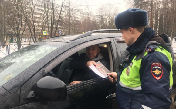 Красногорские госавтоинспекторы проводят разъяснительные беседы с автомобилистами и пешеходами