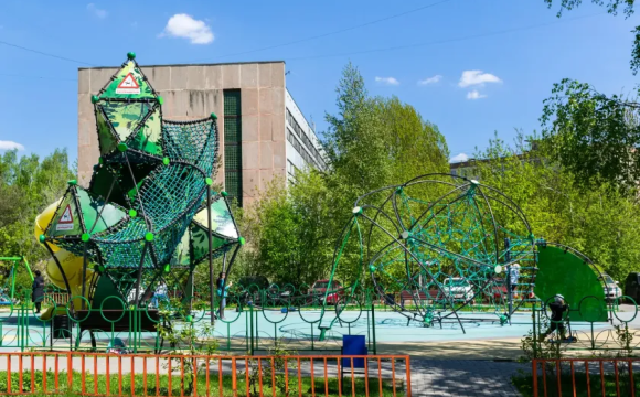 Работы по обустройству детской игровой площадке идут во дворе дома №45 по улице Ленина в Красногорске