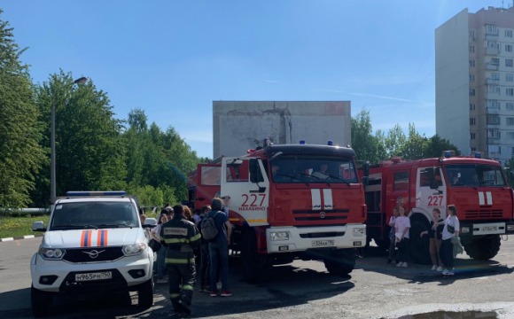 Пожарные и спасатели Красногорска провели занятия с учащимися в День защиты детей