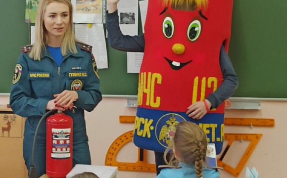 Учеников красногорской гимназии научили пользоваться огнетушителем