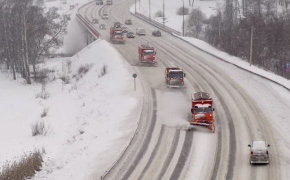 Минтранс Подмосковья призывает автомобилистов не выезжать на дороги в сильный снегопад