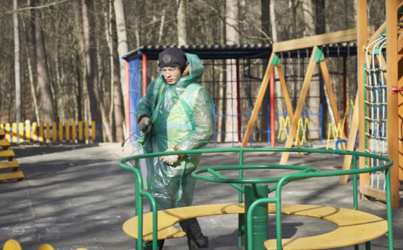 В Красногорске дезинфицируют детские площадки для профилактики коронавируса