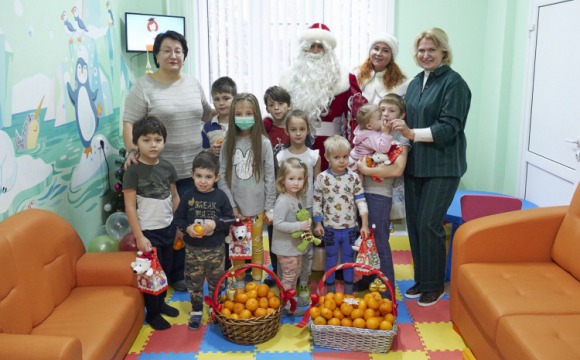 Юных пациентов КГБ №2 поздравили с наступающим Новым годом