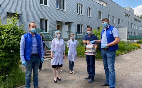 Красногорские партийцы передали книги в детские отделения больниц