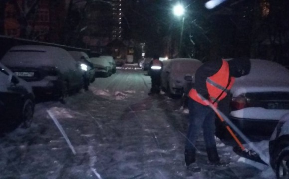 В Красногорске устраняют последствия ночного снегопада