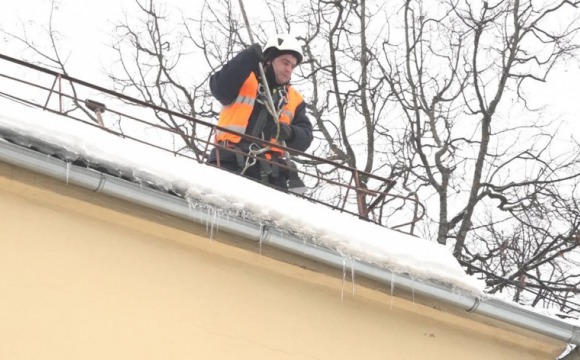 Крыши домов Красногорска чистят от снега и сосулек