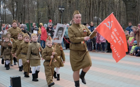 Маленькие красногорцы провели военный парад