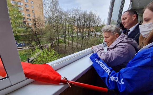 Красногорских ветеранов в День Победы поздравили во дворах их домов