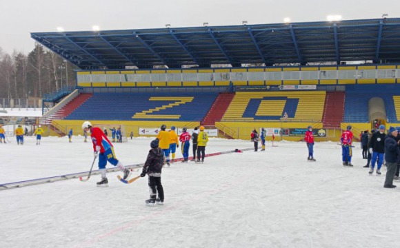 На стадионе «Зоркий» завершился шестой ежегодный турнир по хоккею с мячом памяти Михаила Девишева