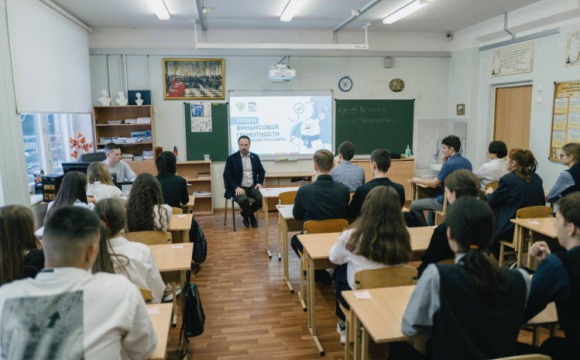 Депутат Госдумы Сергей Колунов провел урок финансовой грамотности для школьников