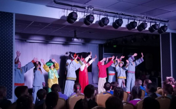 В культурном центре «Купина» прошел спектакль «Две бабы Яги» — первый в серии мероприятий для детей летних лагерей в Красногорске