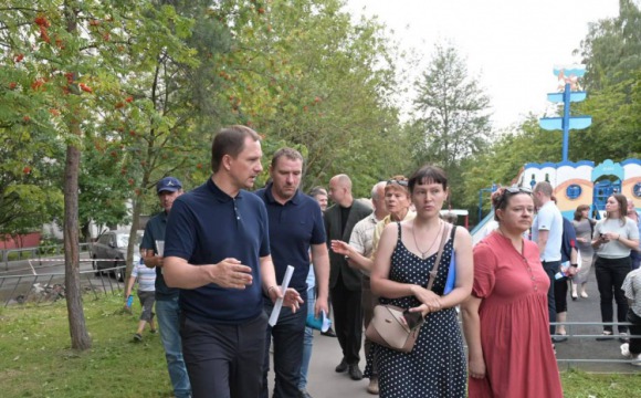Дмитрий Волков оценил ход работ по благоустройству двора в Нахабино