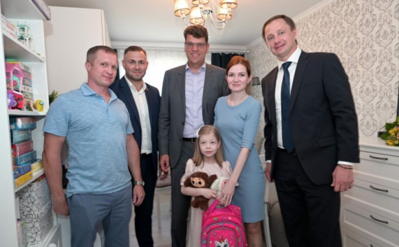 Дмитрий Волков вручил школьный рюкзак дочке бойца СВО